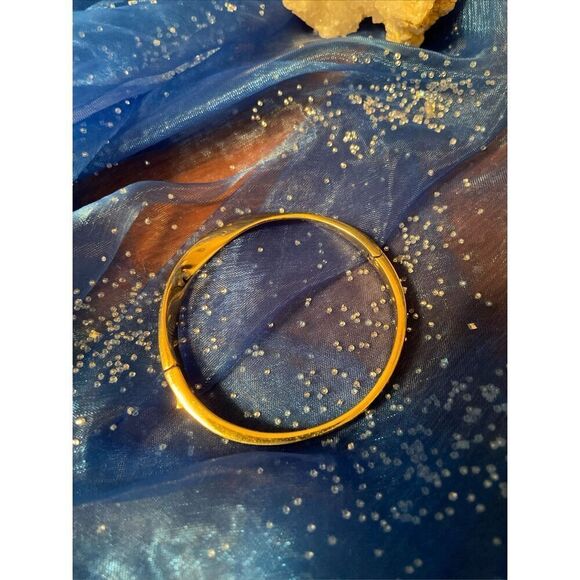EUC Kate Spade Gold Tone Do The Twist Hinged Bangle Bracelet size 6.75 - Picture 1 of 10